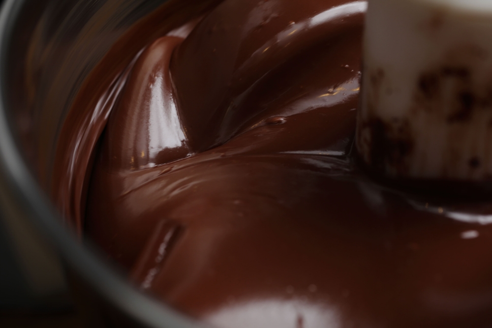 宇治田シェフの自家製チョコレートのコンチング（練り）は３日間ぶっ通しで行われる。こうすると「キレがよく、余韻が香る味に」