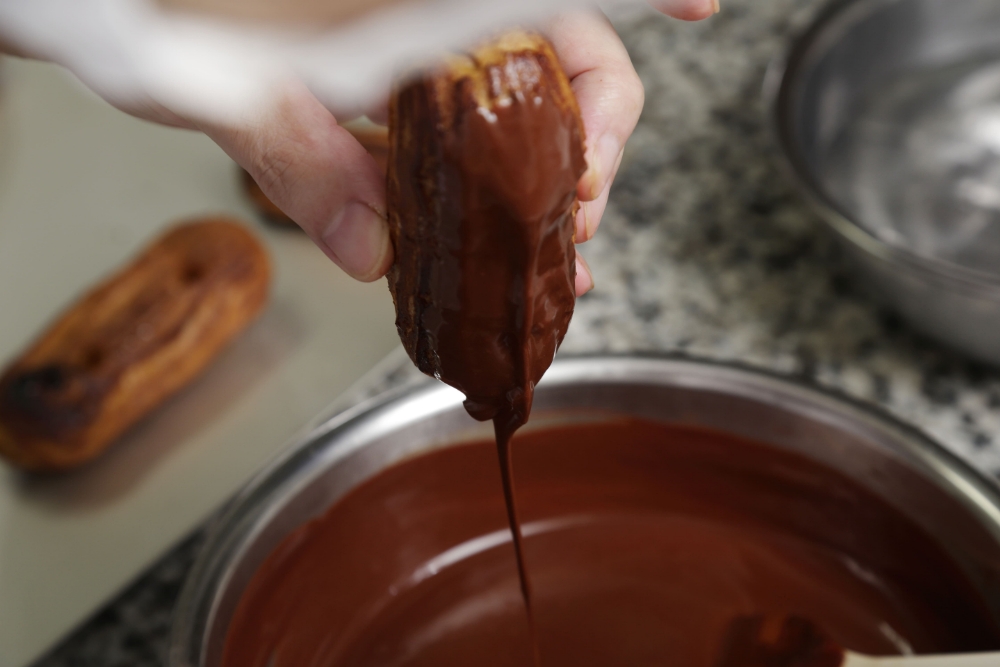 チョコレートの上掛け（グラッサージュ）は必ずしっかり混ぜてツヤを戻してから行う。