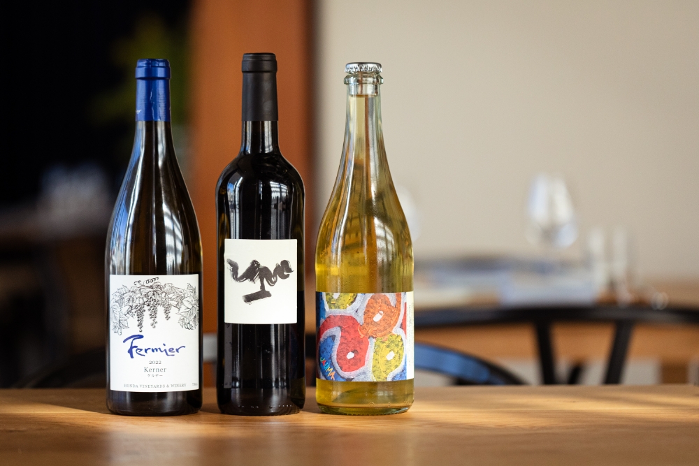 紺野さん選りすぐりのナチュラルワインが揃う。写真は、新潟を代表するフェルミエ、ラングドックの新世代自然派レスカルポレット、オーストラリアのナチュラルワインムーブメントの先駆けジェームズ・アースキンによるヤウマ。