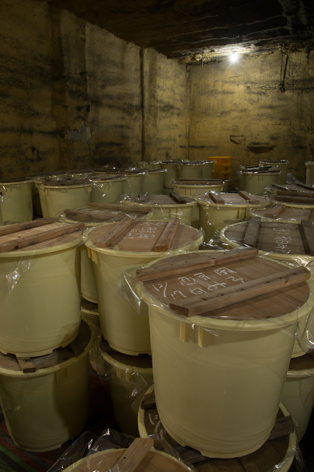 大正期に建てられたレンガ造りの蔵は現在も現役。味噌の熟成蔵として活用している。