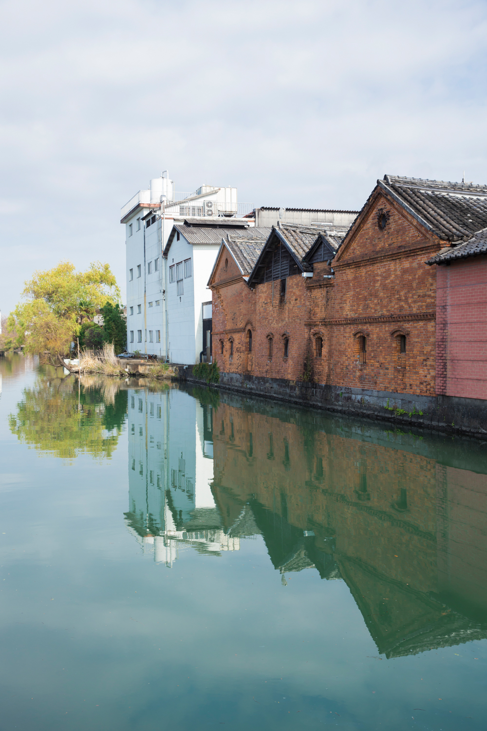 水面に映える熟成蔵、通称「並倉」は国の有形文化財に登録されている。