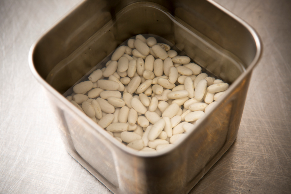 白インゲン豆をたっぷりの水（分量外）で一晩戻す。（夏は冷蔵庫、それ以外は常温でOK）