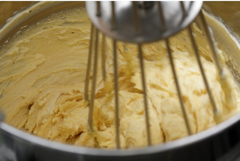 クレーム・ダマンドにどっしりと重みをもたせるため、通常卵より先に加えるバターを後に