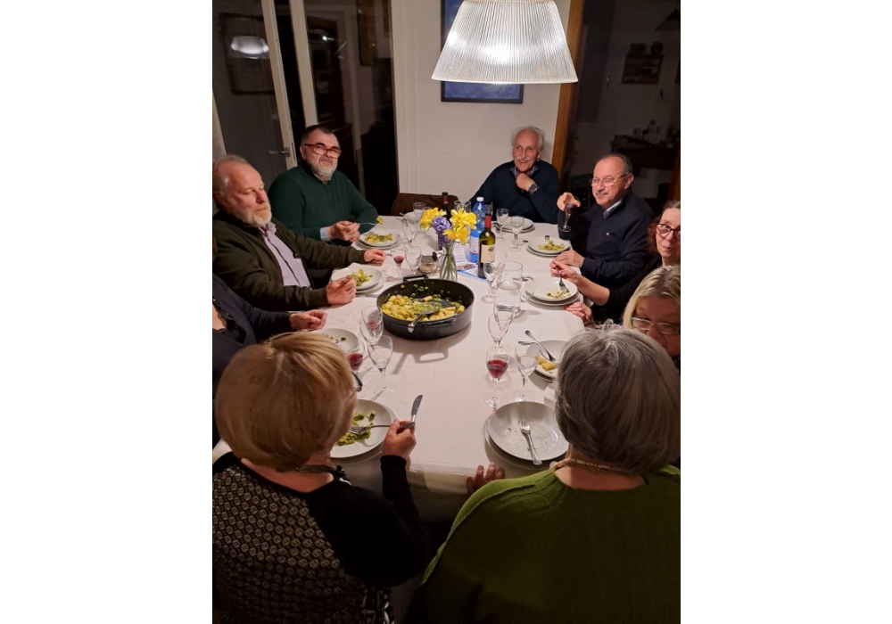 エミリア＝ロマーニャ州レッジョエミリアの会員自宅での夕食会。