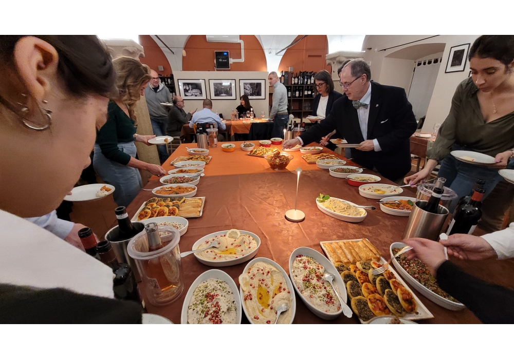 2024年の夕食会では、レバノン出身の女性建築家がレシピを提供し、会場を提供するトラットリアのオーナーシェフが再現。