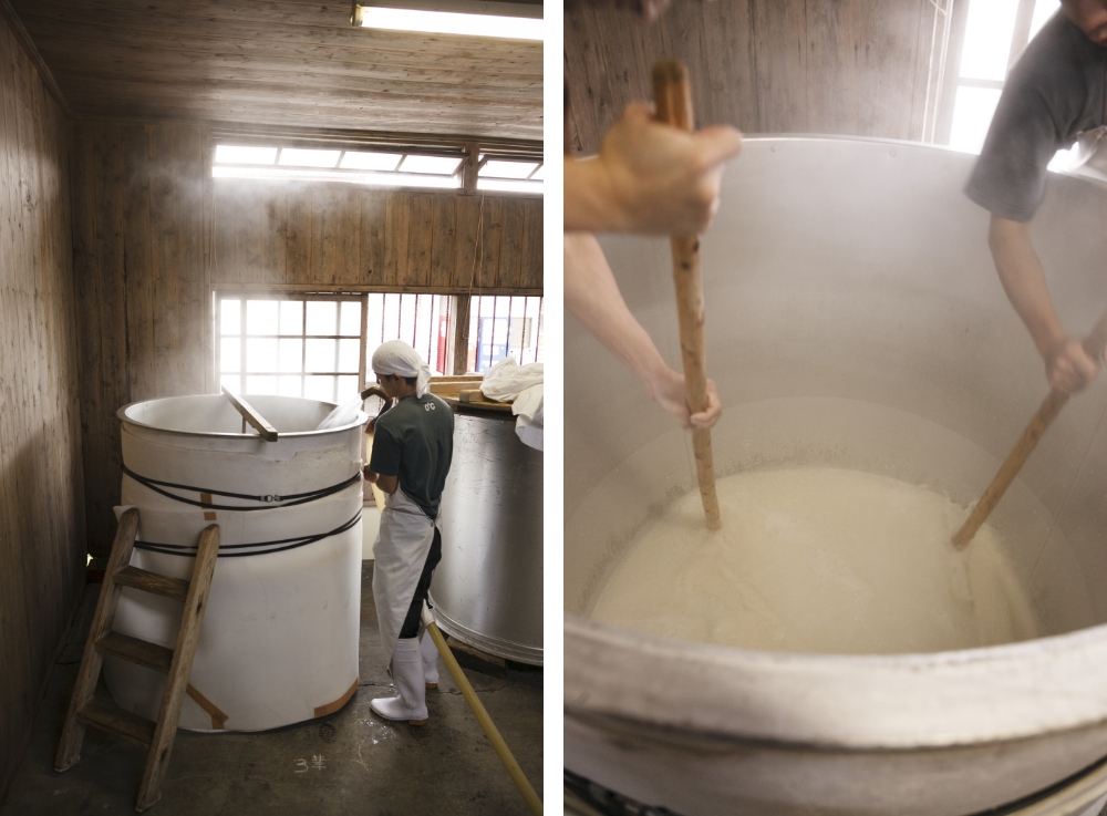 米麹と蒸米を入れたタンクに 60℃前後の仕込み水を注ぐ「高温山廃仕込み」