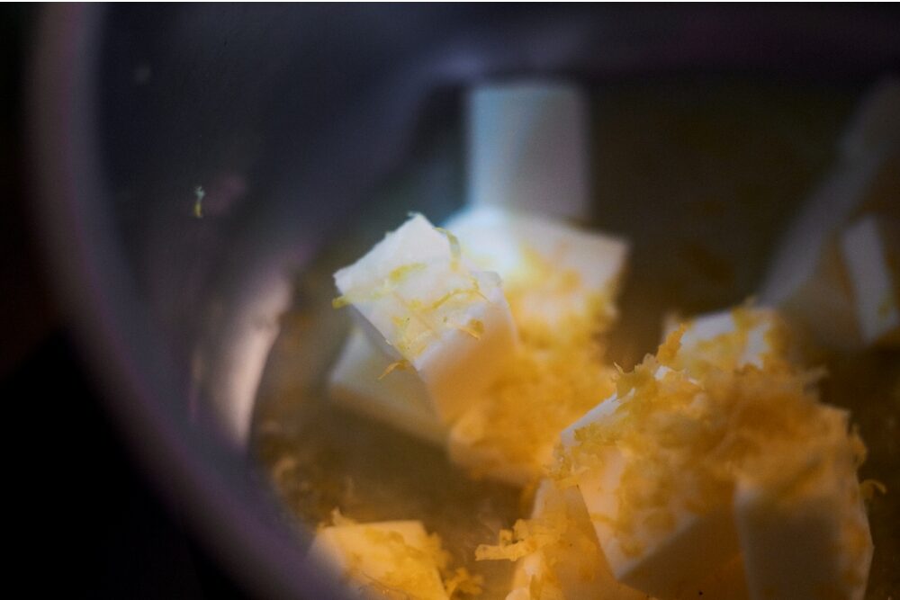 レモンの香りはポンと開かせるより、全体にじんわりと染み込ませたいから、バターに香りを移してから使う。
