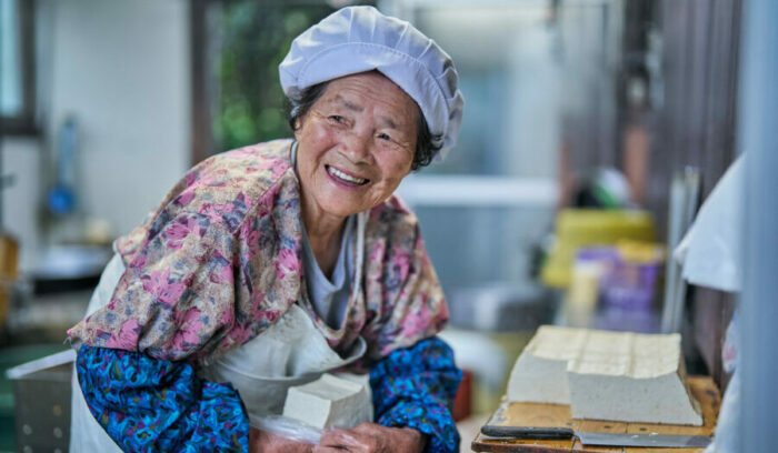 88 歳。「一日に作る豆腐は、36丁。大豆を煮る薪も、自分で割りよるよ」
