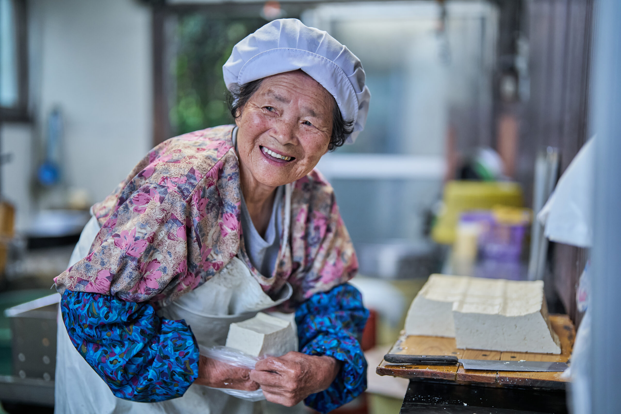 88 歳。「一日に作る豆腐は、36丁。大豆を煮る薪も、自分で割りよるよ」 生涯現役｜「山口豆腐店」山口 信子