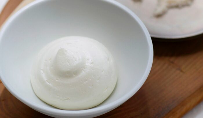 ふんわり発酵の風味が広がる「自家製バター」