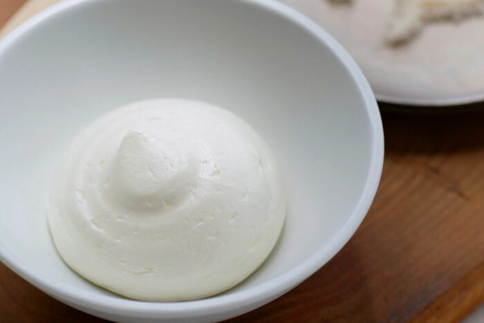 ふんわり発酵の風味が広がる「自家製バター」