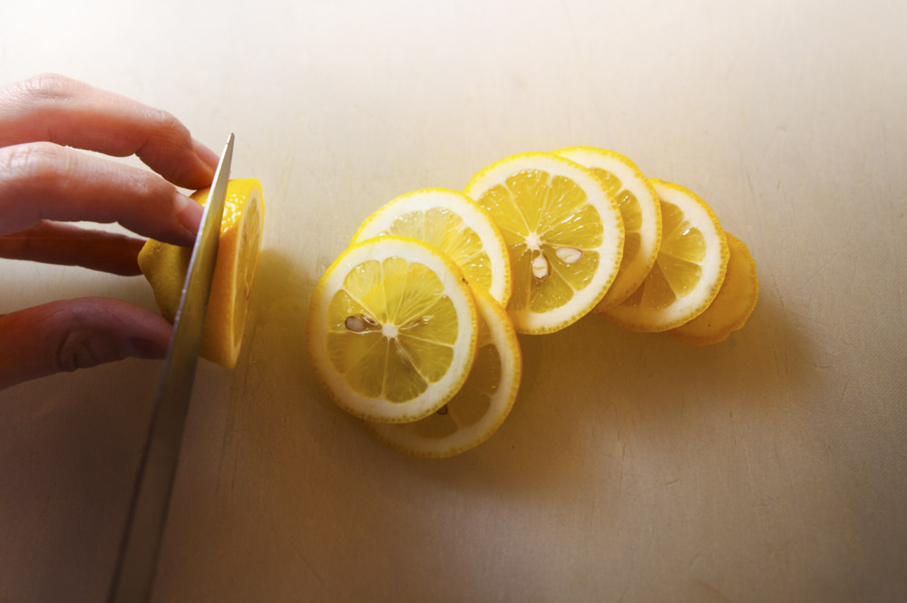 レモンを切る
