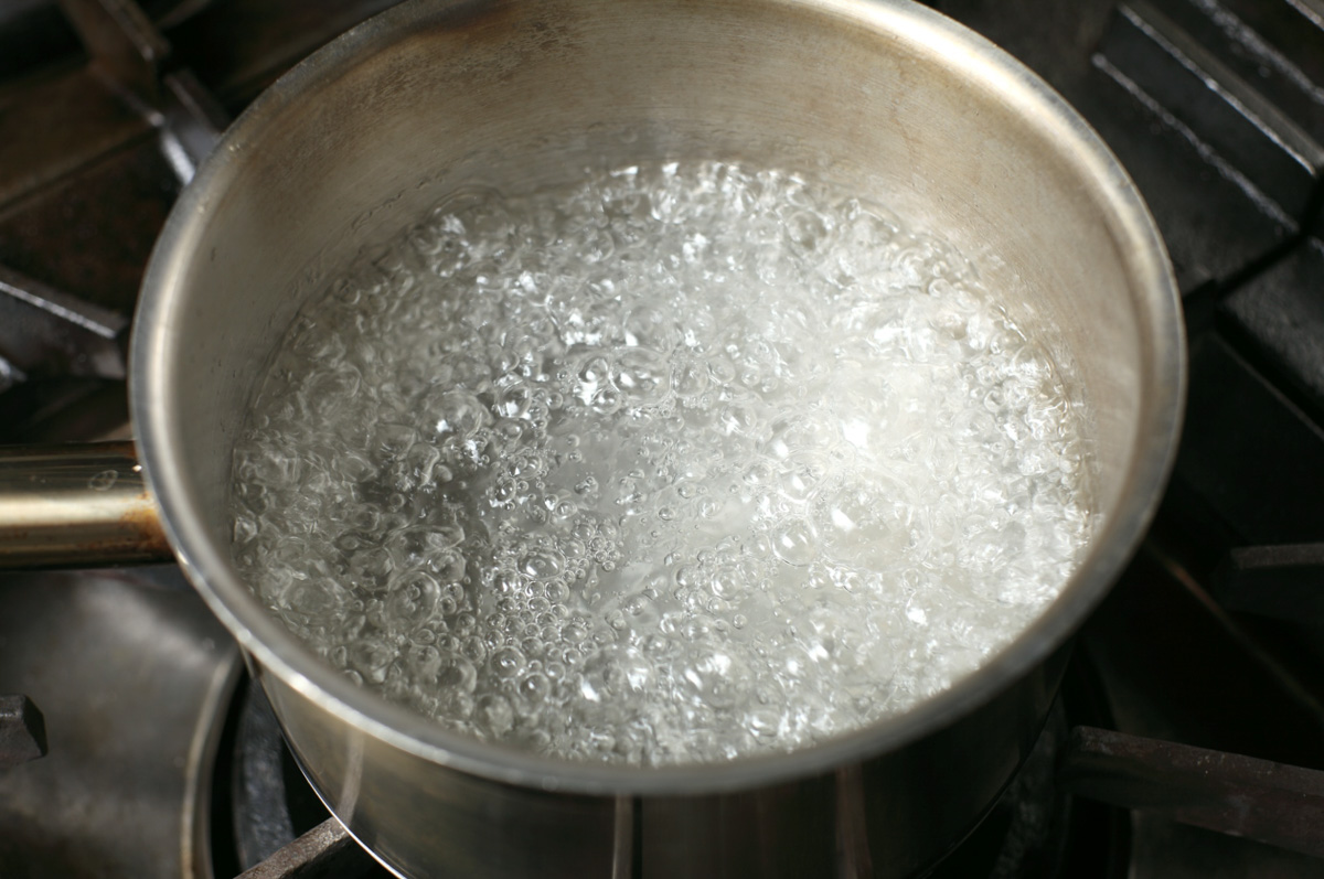 水、グラニュー糖を中火にかけて沸騰させる。