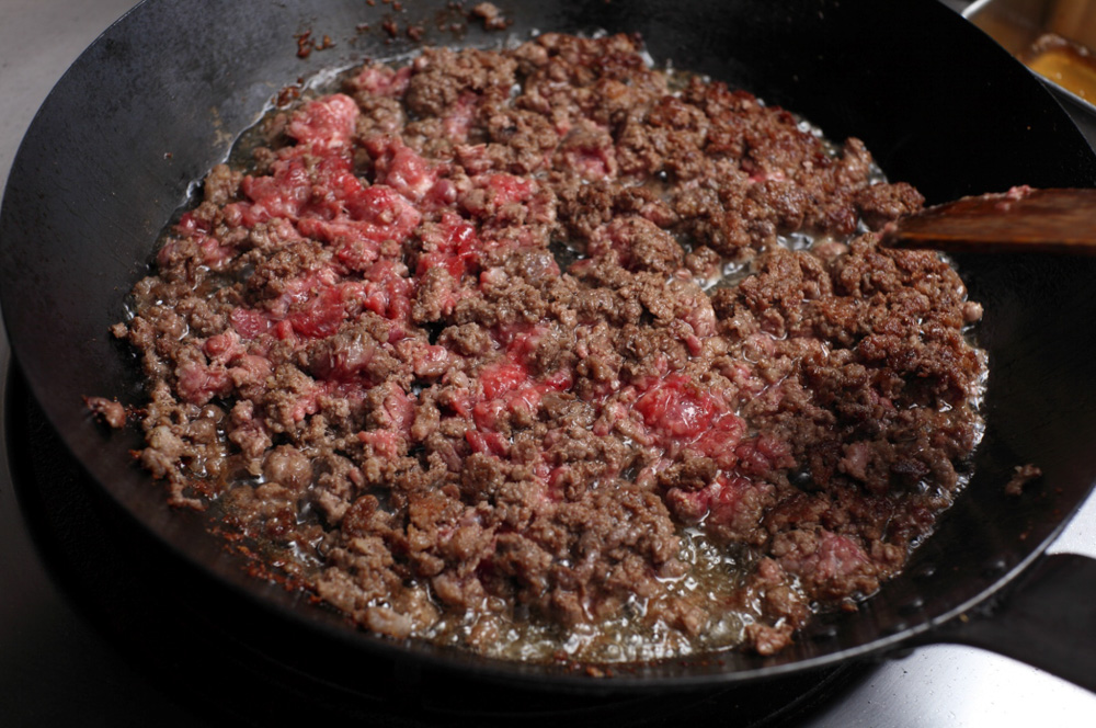 牛挽肉を焼く