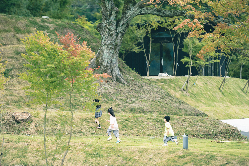 走り回る子どもたち。季節は９月末の秋の始まり。木々は少し色づき始めていた。