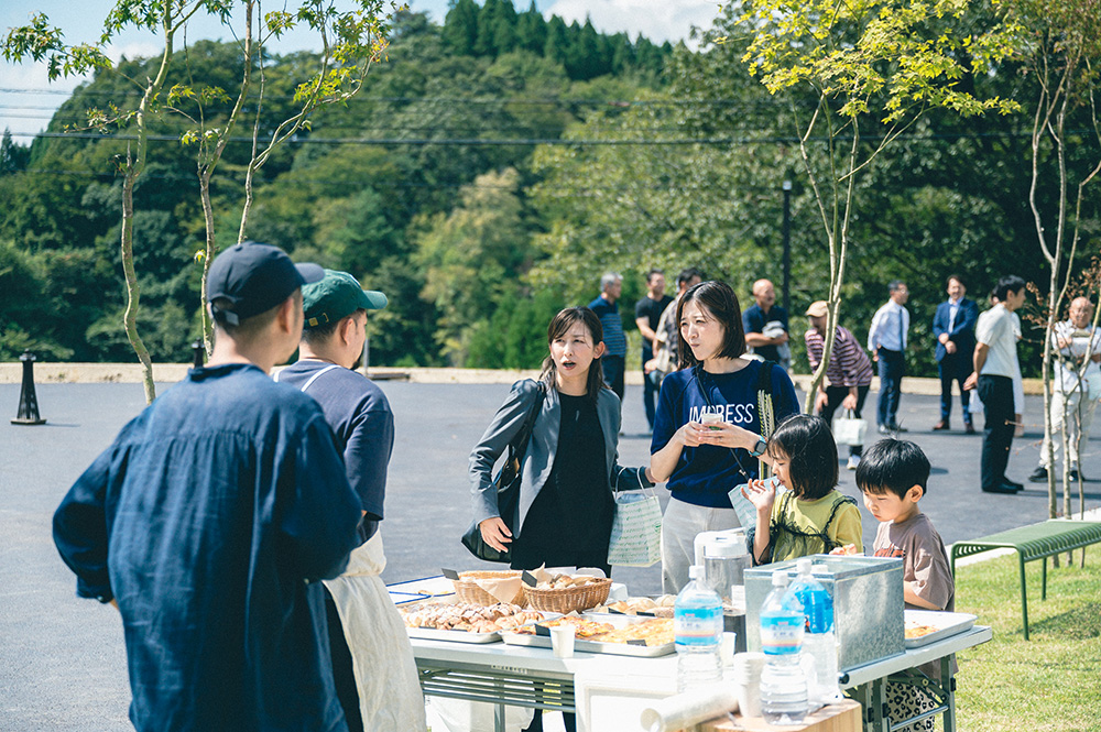 黒川温泉は組合のつながりが強く、当日は旅館仲間も多数お祝いに駆け付けた。