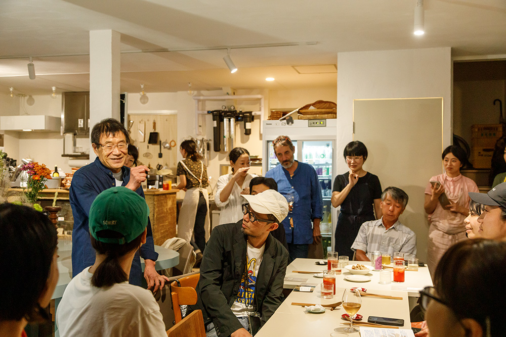 生産者とテーブルを囲むディナーには、佐久市春日の蕎麦料理店「職人館」の北沢正和さん（写真左）も参加。地元の森を知り尽くし、自然の摂理を見通す人物だ。