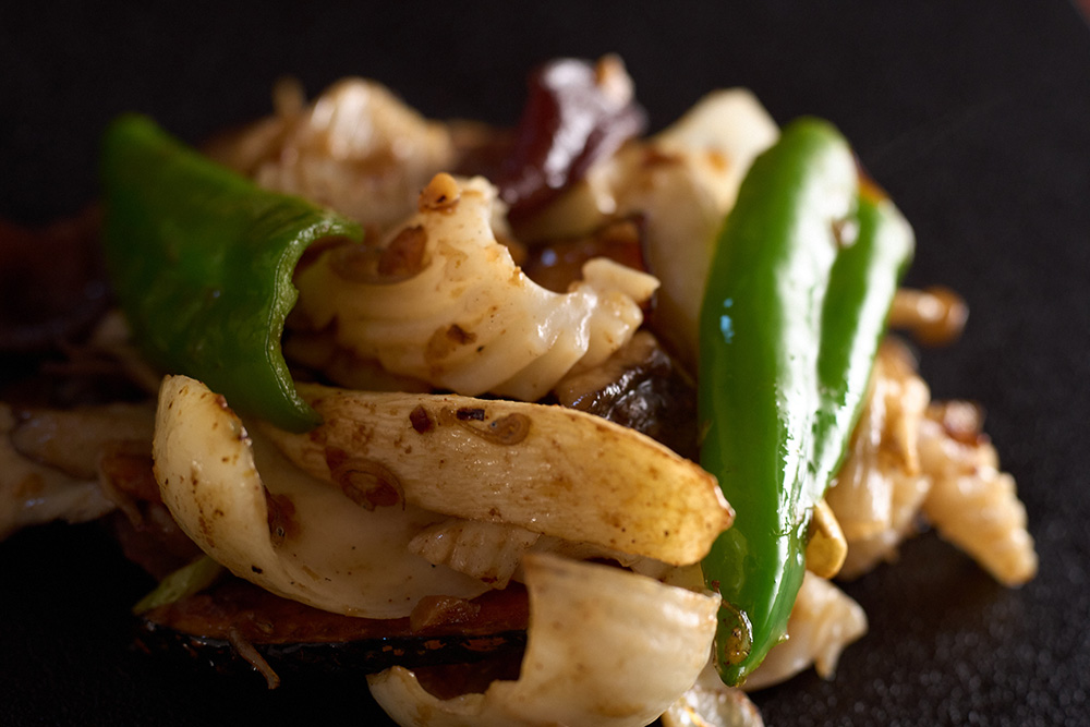 アオリイカと野菜の炒めもの。しらす醤は炒めものなどの調味料に使うほか、好みで追加できる自家製調味料としても提供する予定。