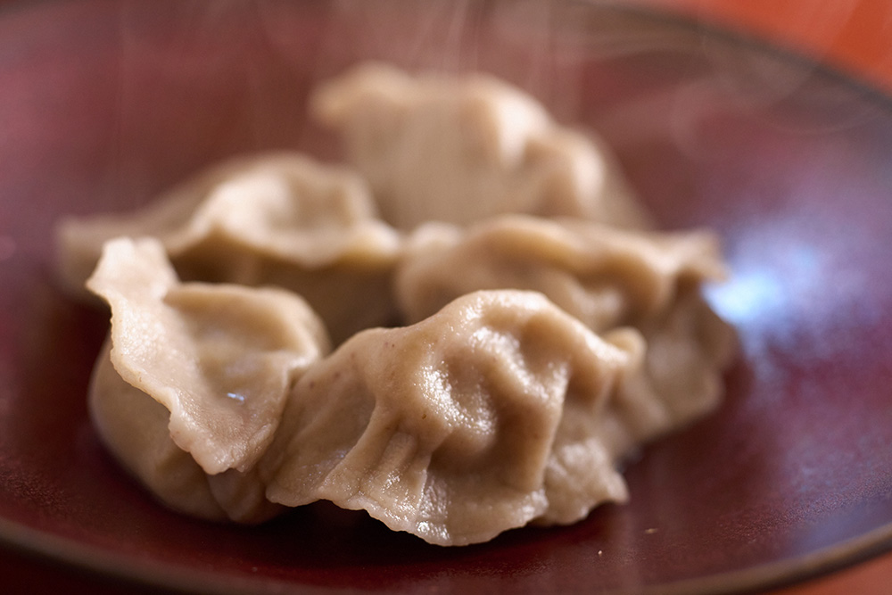 生地の食感が楽しめるよう、ひだを大きく取った「常陸秋そばと鹿の水餃子」。餡には鹿肉、白菜やレンコンも加えた。