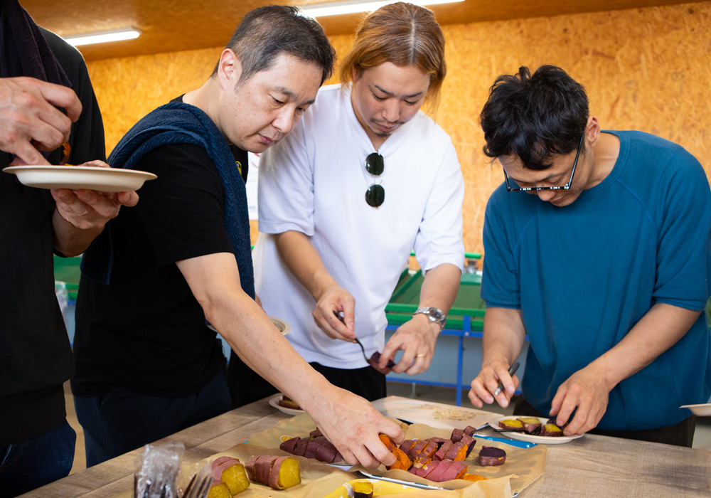 東京・麻布十番「アシッド・ブリアンツァ」の児玉智也さん（中央）