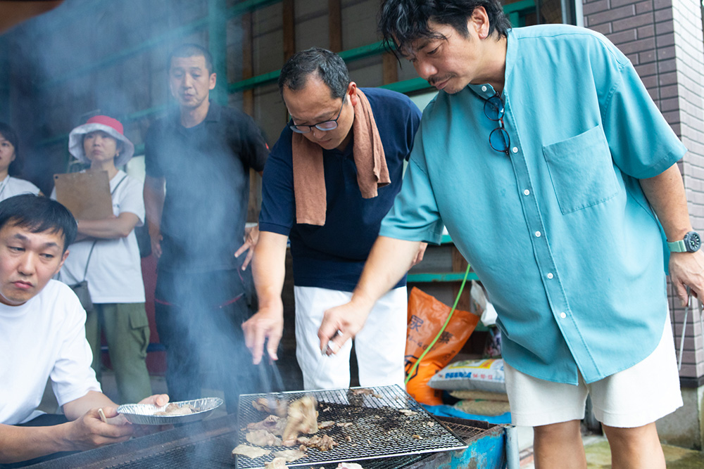 高須さんの肉焼きを、シェフたちもお手伝い。