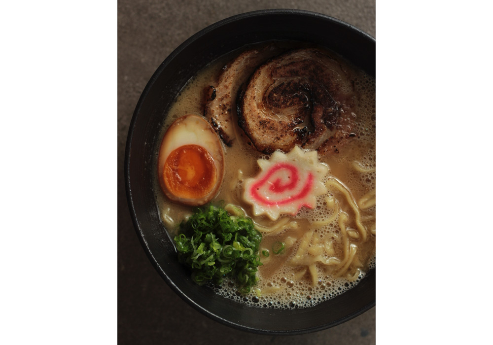 ラーメンは麺から手作りしている。種類に合わせて麺の太さを変えるこだわりよう。写真は手もみ麺（太麺）の「豚骨ラーメン」（500ルピー）。オーツミルクを使用した「ヴィーガンきのこ豚骨ラーメン」（450ルピー）も人気。