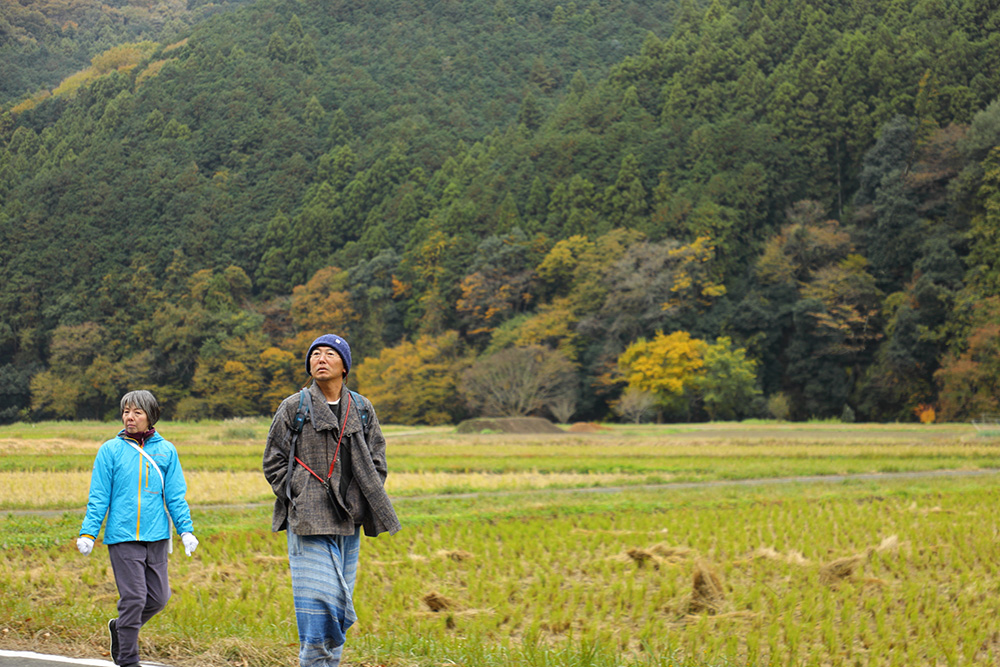 小川町は、秩父山地の東側の丘陵地帯にあり、山に囲まれ、山裾を流れる槻川（つきがわ）によって涵養される農山村。1970年代から有機農業が営まれ、2023年には町として「オーガニックビレッジ宣言」を発している。