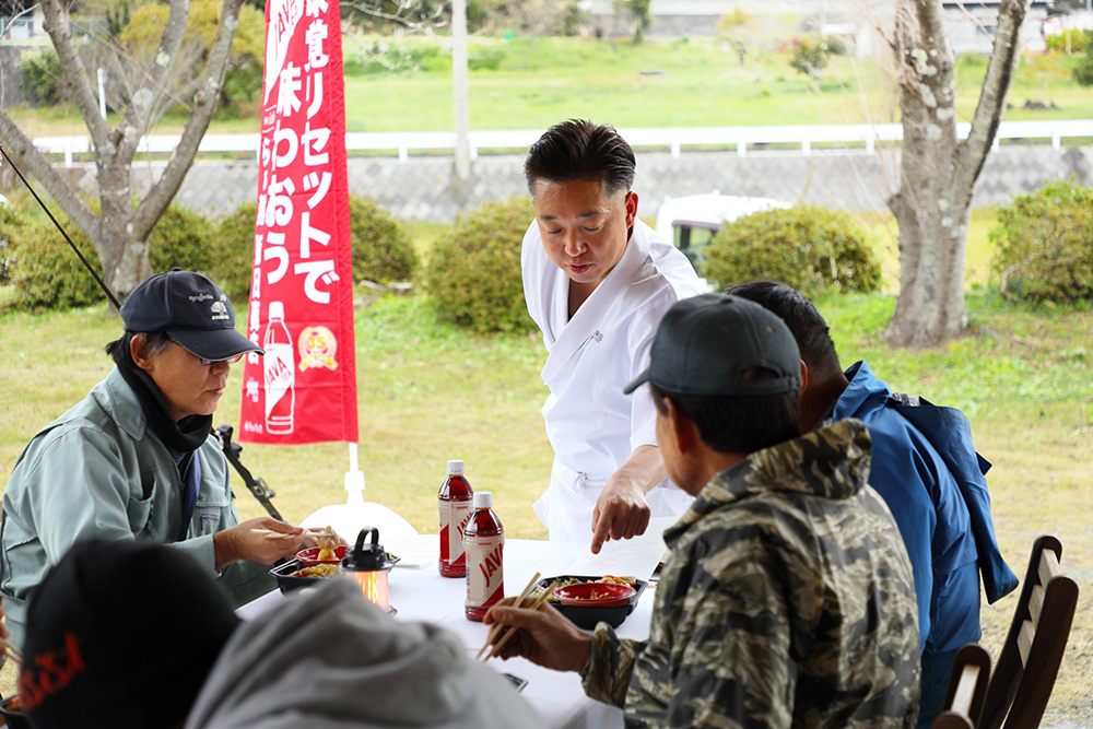 国産小麦を様々に駆使する製麺技術で知られる「らぁ麺 飯田商店」の飯田将太さんが、小川町産の農林61号で打ったつけ麺を提供。小麦や食材の生産者たちに熱心に説明する。