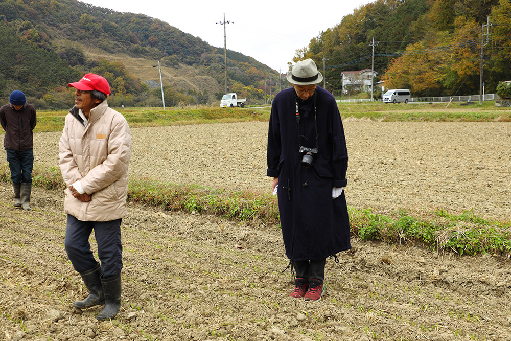 11月26日の会には新麦コレクション理事長の池田浩明さんも参加。左は下里ゆうき代表の河村岳志さん。下里ゆうきではブロックローテーション方式で水稲・小麦・大豆を輪作することにより、農地の持続性を保っている。