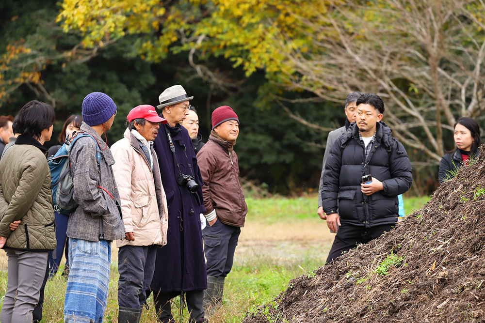 河村さんが堆肥場に案内してくれた。小川町の下里地区は、2010年の「農林水産祭」（農林水産業者の技術及び経営の振興を目的とする公益法人日本農林漁業振興会が運営）の村づくり部門で天皇杯を受賞している。