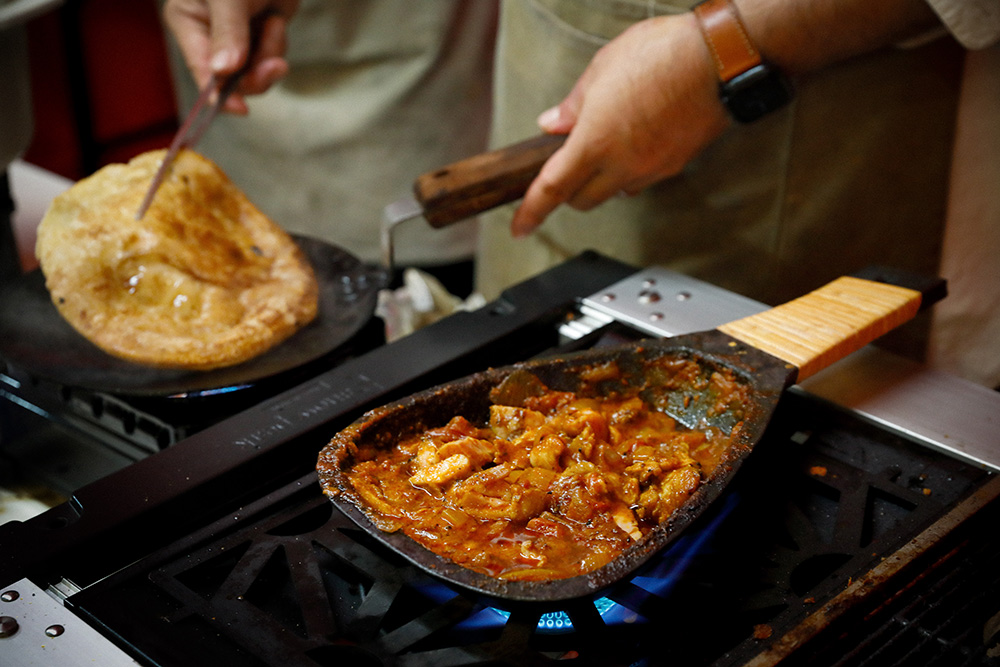 インド現地の味と和の融合をテーマに「出汁キーマ」を生み出した「虹の仏」（大阪）の「炭焼き鶏のバターチキン」