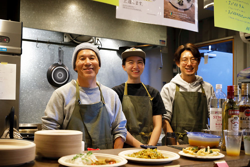 東京・押上のスパイス料理の名店「Spice Cafe」の伊藤一城シェフ（写真左）