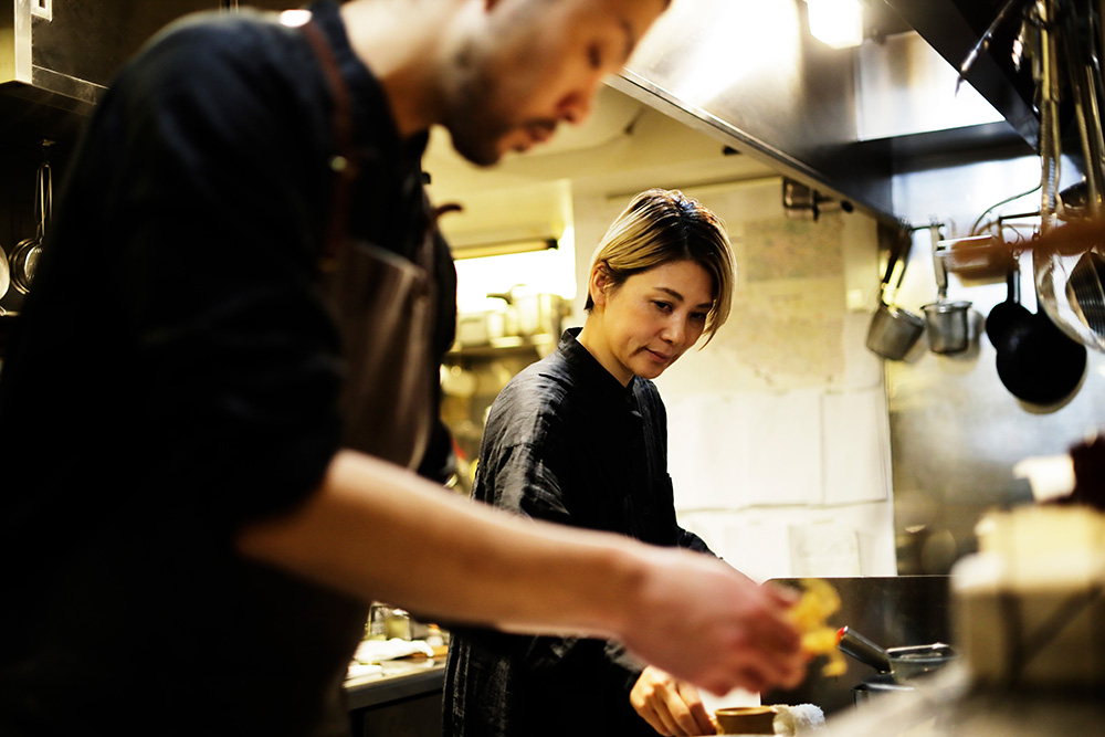 ゲストへの説明は、真理さんが担う。料理の背景にあるネパールの風土や食文化を情景豊かに語る中に、遼さんの考えや調理のポイントを盛り込んでいく。「オールド ネパール」の世界観は二人三脚で成立している。