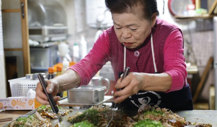 77歳。「畑もあるし、野菜作ってるなら『お好み焼き屋』でもやろかなって」