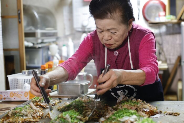 77歳。「畑もあるし、野菜作ってるなら『お好み焼き屋』でもやろかなって」