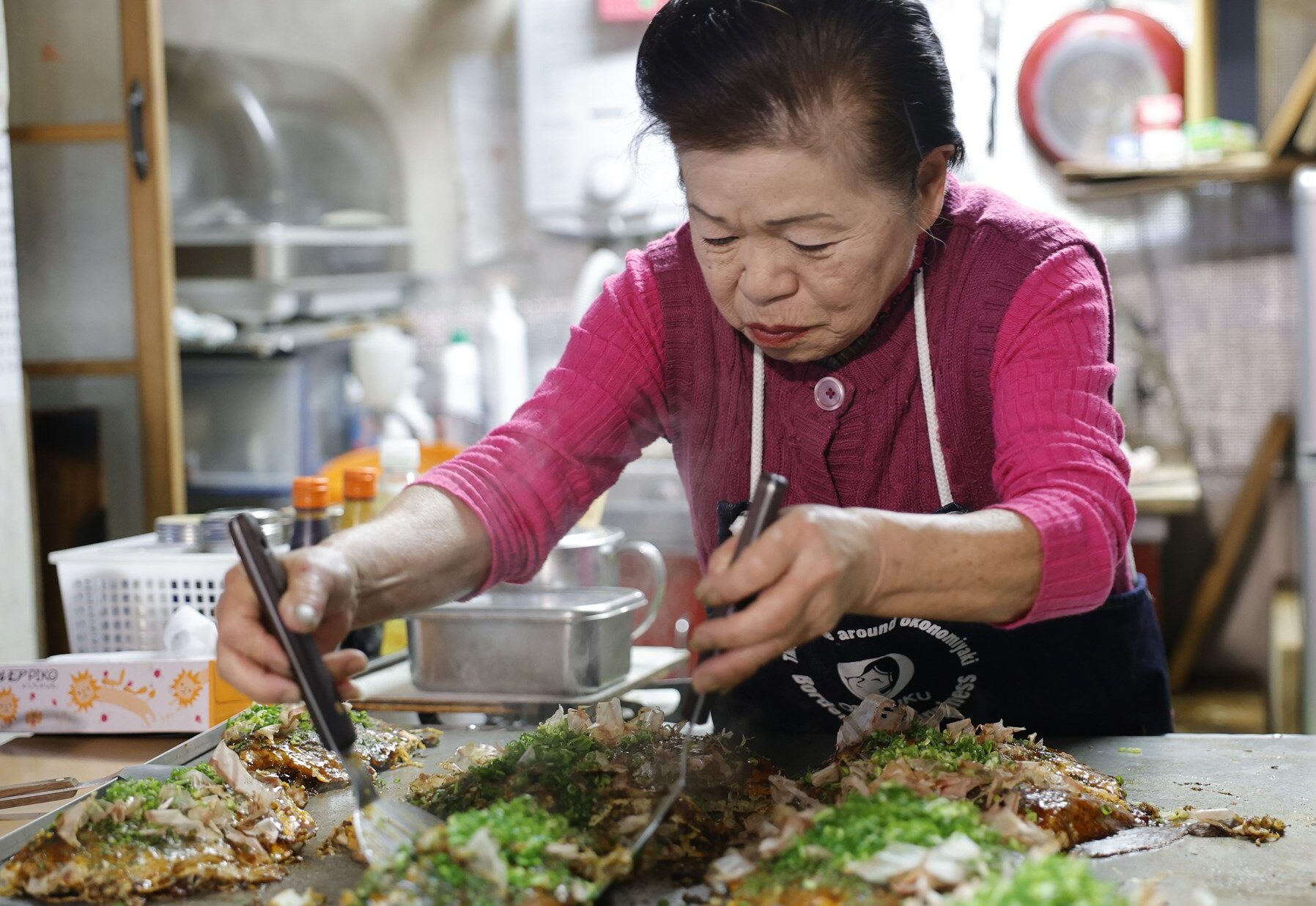 77歳。「畑もあるし、野菜作ってるなら『お好み焼き屋』でもやろかなって」