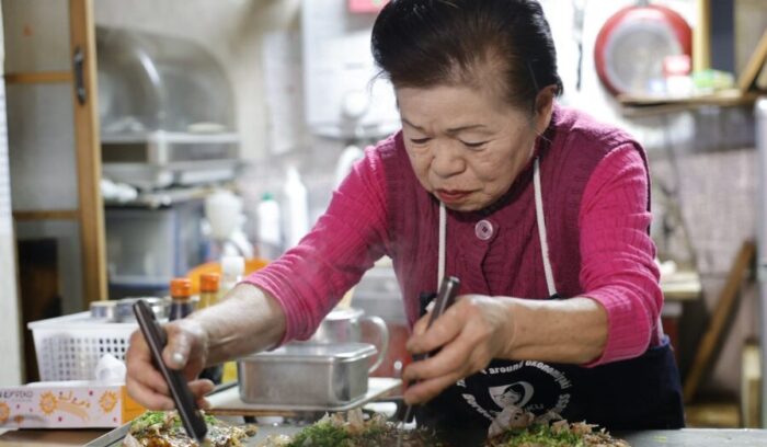 77歳。「畑もあるし、野菜作ってるなら『お好み焼き屋』でもやろかなって」