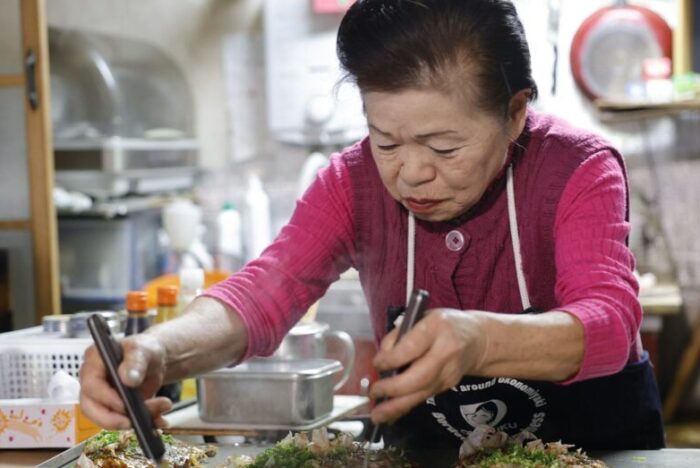 77歳。「畑もあるし、野菜作ってるなら『お好み焼き屋』でもやろかなって」