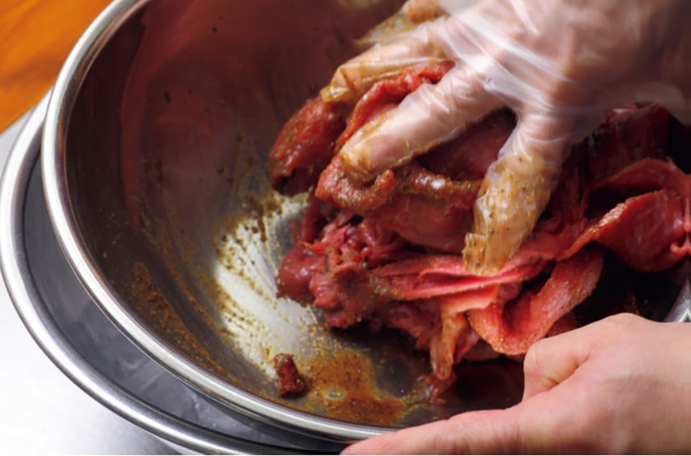 調味料を肉にもみ込む