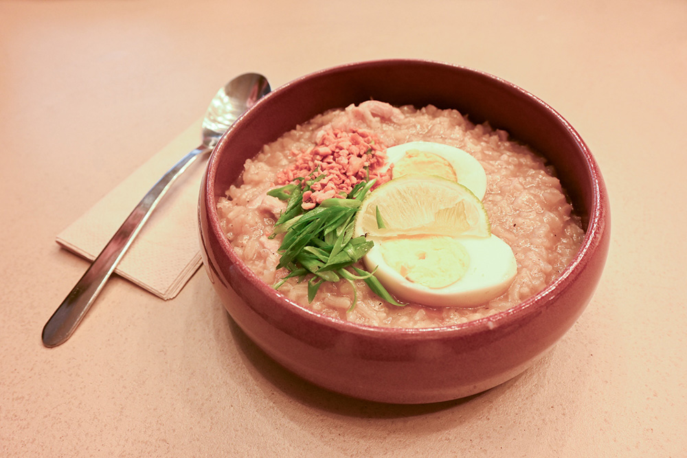 時間をかけて煮込んだ鶏肉とショウガ入りのお粥「アロズ・カルド（Arroz Caldo）」。フィリピンで愛される家庭料理の一つだ。