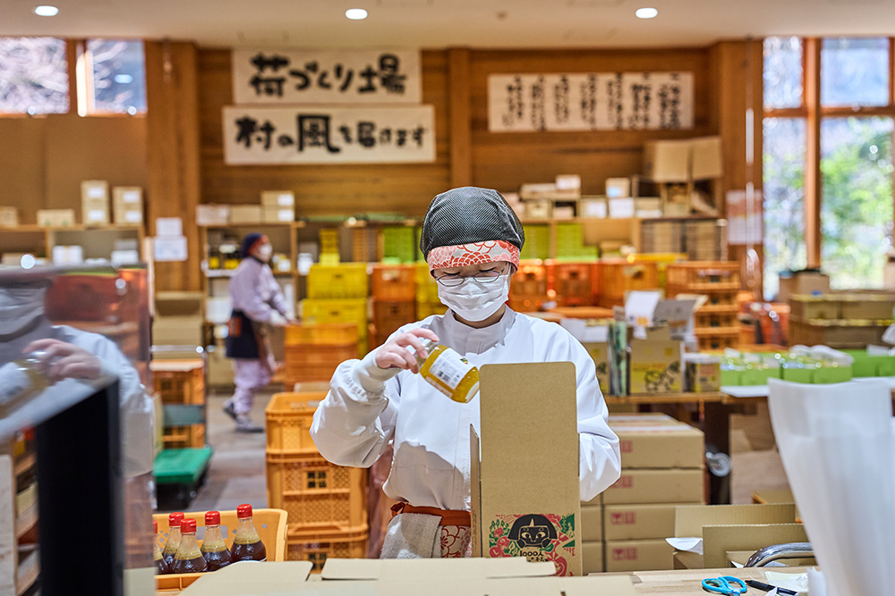 「ごっくん馬路村」を作る工場は、2003年に完成。景観を考え、土佐漆喰と木で作ったのも東谷さんのこだわり。写真は配送に向けて梱包している様子。