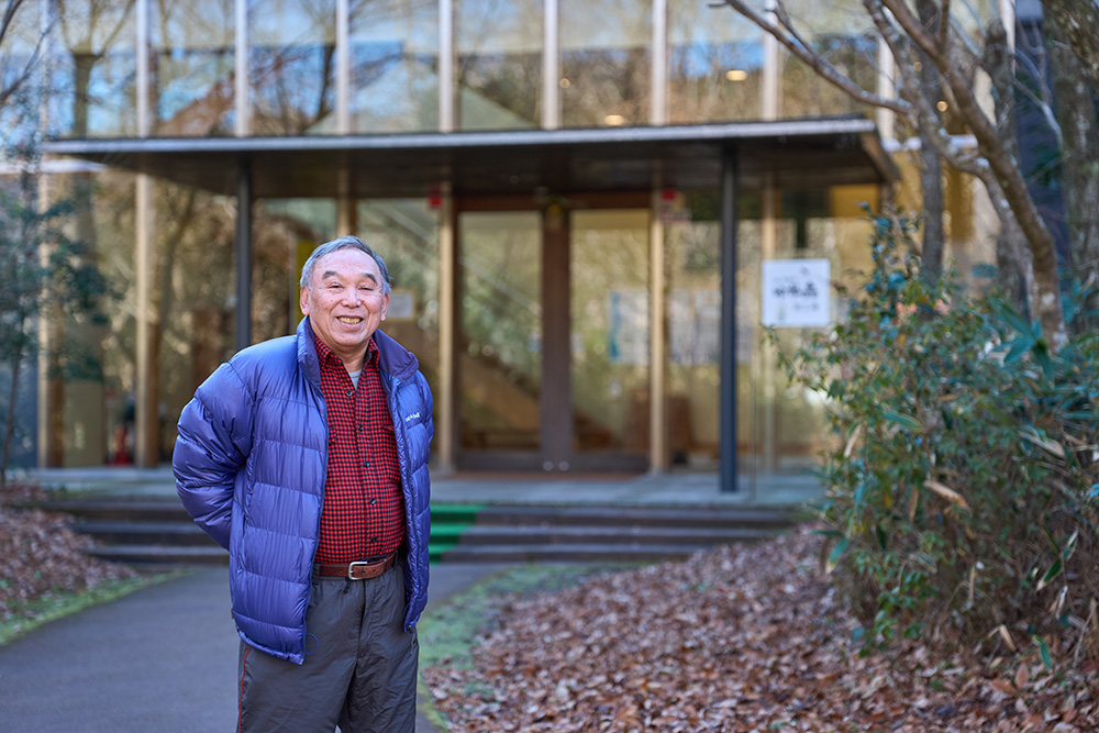 「ごっくん馬路村」工場の前に立つ東谷さん。もともと、「何かを育てるのが好き」で、20歳ぐらいの頃には、盆栽を３千鉢（！）も育てていたという。「園芸店を開くのかというレベルやったね。そのうち出張が多くなって、だいぶ枯らしてしまったけど、これからまた余裕ができたら作ろうかな」