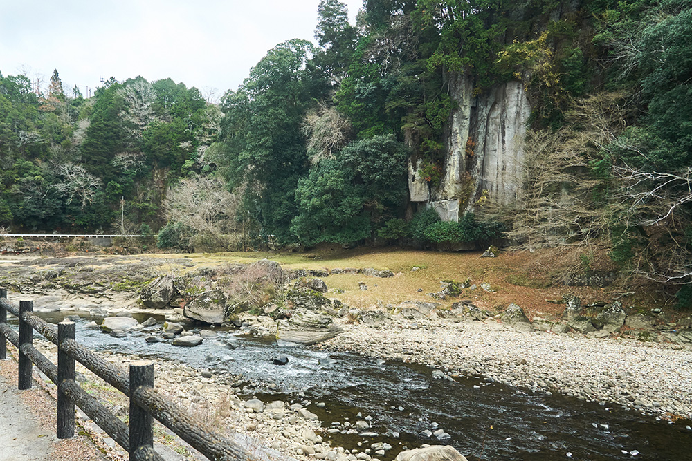 大野寺の横を川が流れ、巨大な岩肌に彫られた磨崖仏の弥勒菩薩が鎮座。鎌倉時代に後鳥羽上皇の勅願により造立されたと言われる。歴史と自然が息づくこのロケーションは、都市では得ようがない。