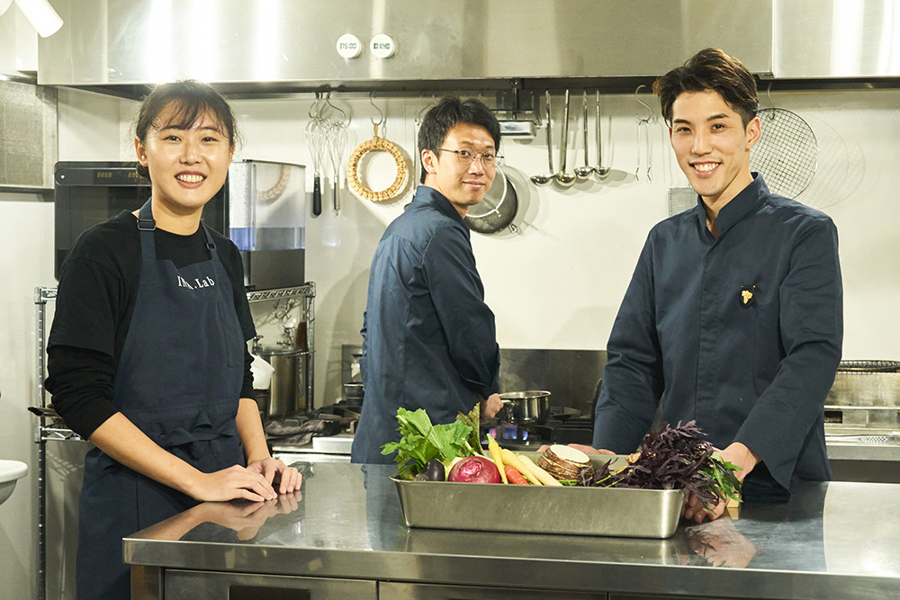 INAの厨房で。左は廣田梨々花さん。パリの日本料理店で働いていたが、INAのオープンに際してチームに加わった。向こう１年ほどは他店で経験を積み、その後、正式にジョインする予定だ。