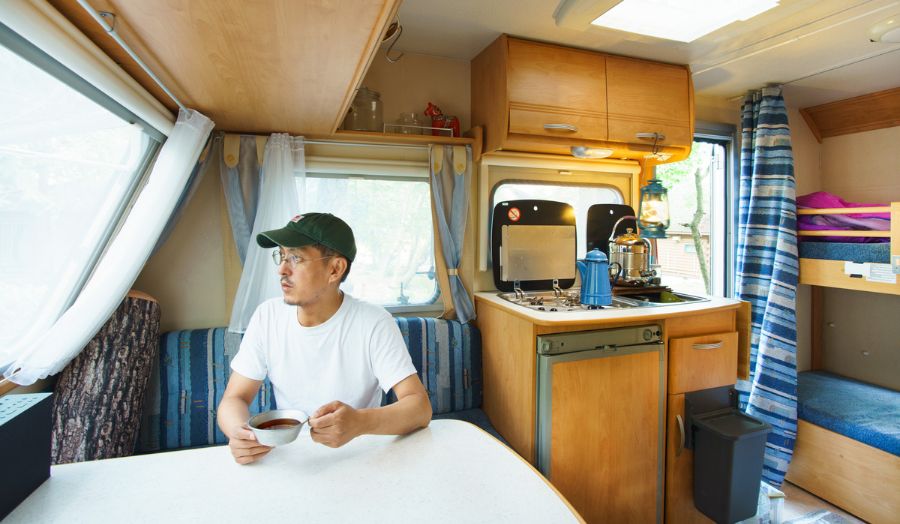 【食のプロの台所】八ヶ岳の森に引き込んだフランス製キャンピングトレーラー