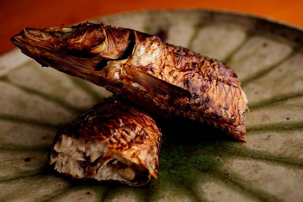 魚焼きグリルで炭火焼きを再現! 頭から内臓まで旨い「イワシの塩焼き」