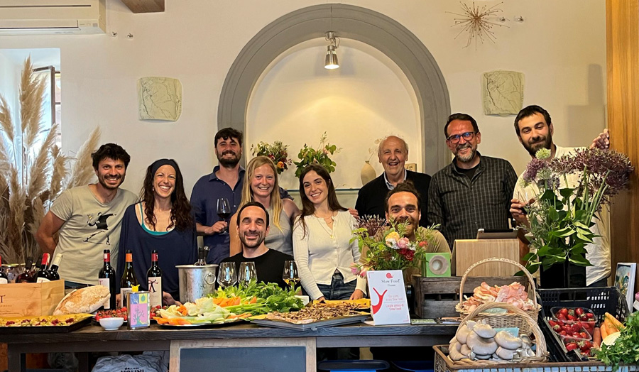 観光都市化した街に暮らしの豊かさを取り戻す、日替わり農家の直売所