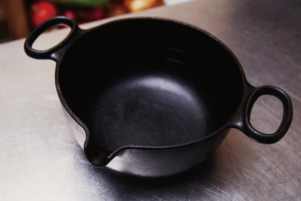 4.道具:厚さのある鉄製の鍋