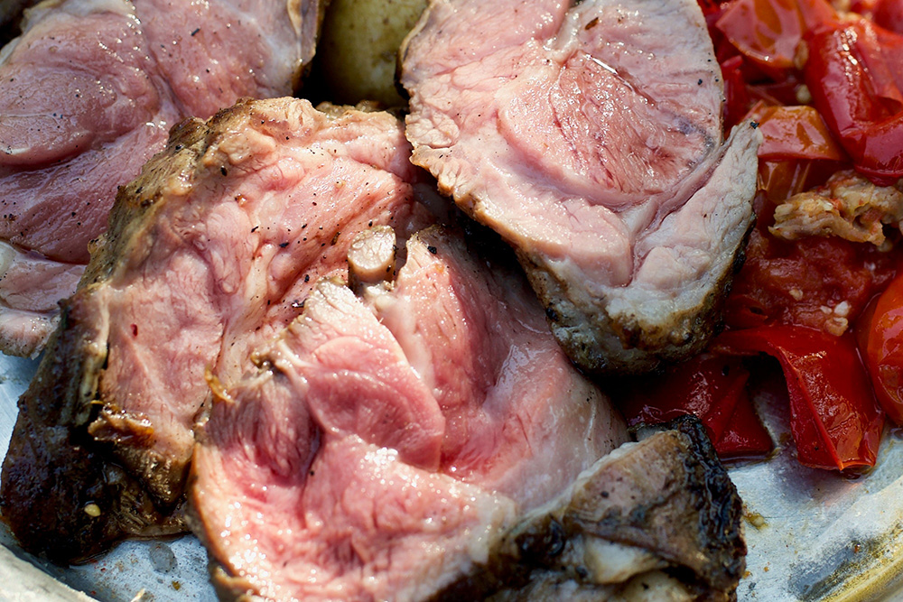 マリネして、豪快に焼き上げる「仔羊の炭火焼」