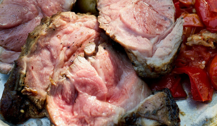 マリネして、豪快に焼き上げる「仔羊の炭火焼」